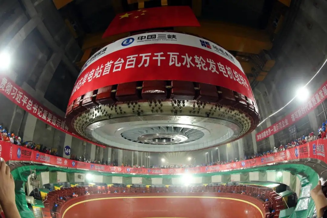 白鹤滩水电站位于金沙江干流，装备了16台单机容量为100万千瓦的水轮发电机组，这些机组使该站在全球具有最大的单机容量。图为吊装机组转子。.jpg